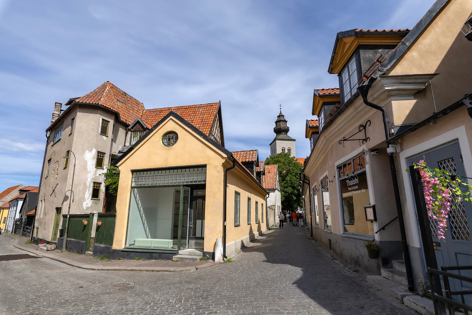 Häggska huset sett från gatan med Domkyrkans torn i bakgrunden